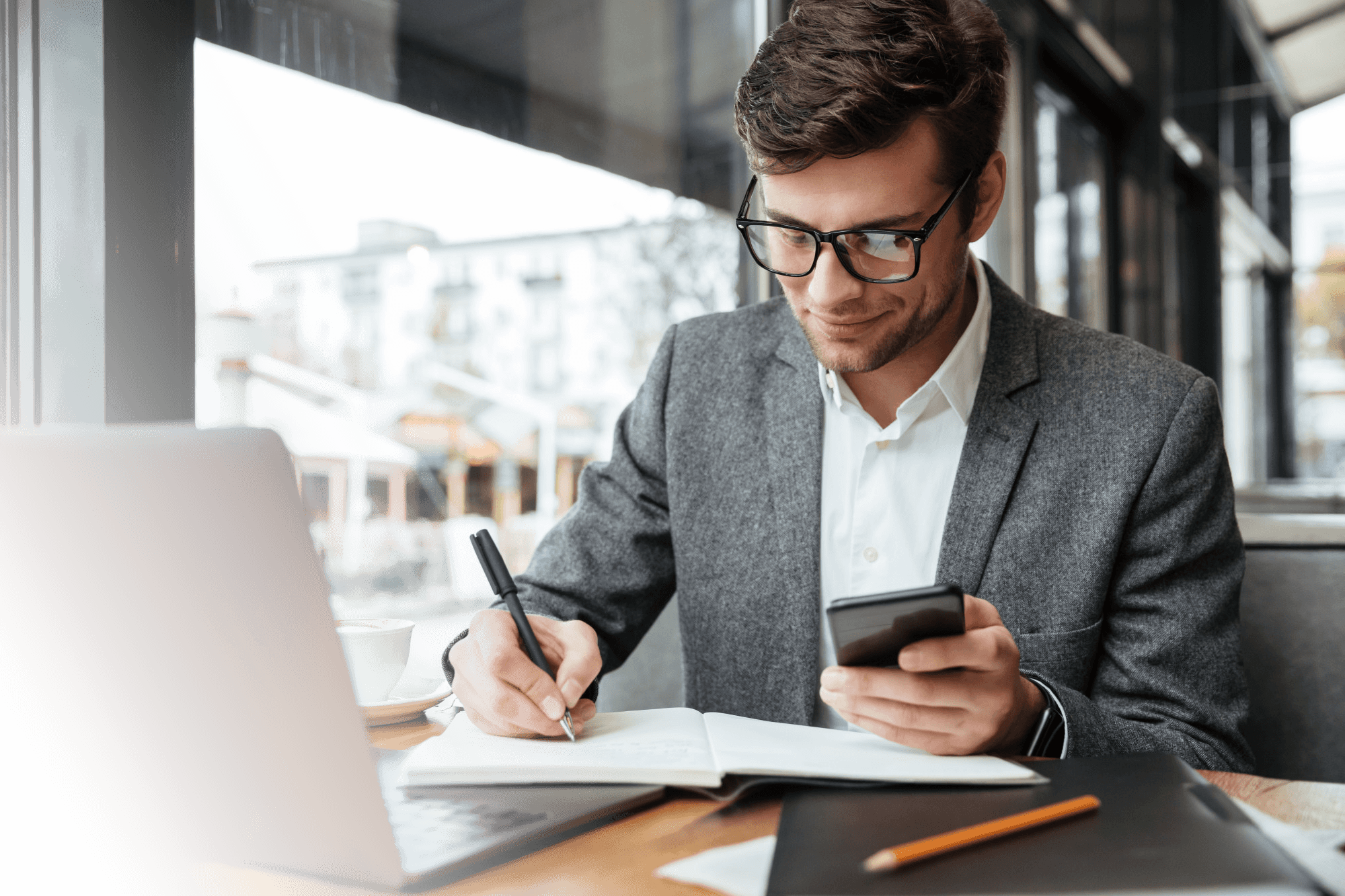 Mulher segurando um tablet